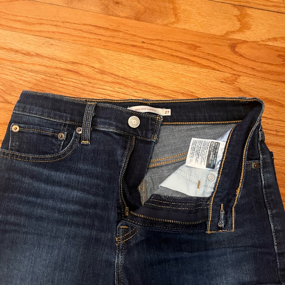 Levi’s High Rise Shorts - Picture 4 of 6